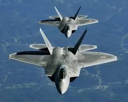 Máy bay thế hệ thứ năm F-22 của quân đội Mỹ. Phần đầu của J-20 được cho là rất giống với F-22.